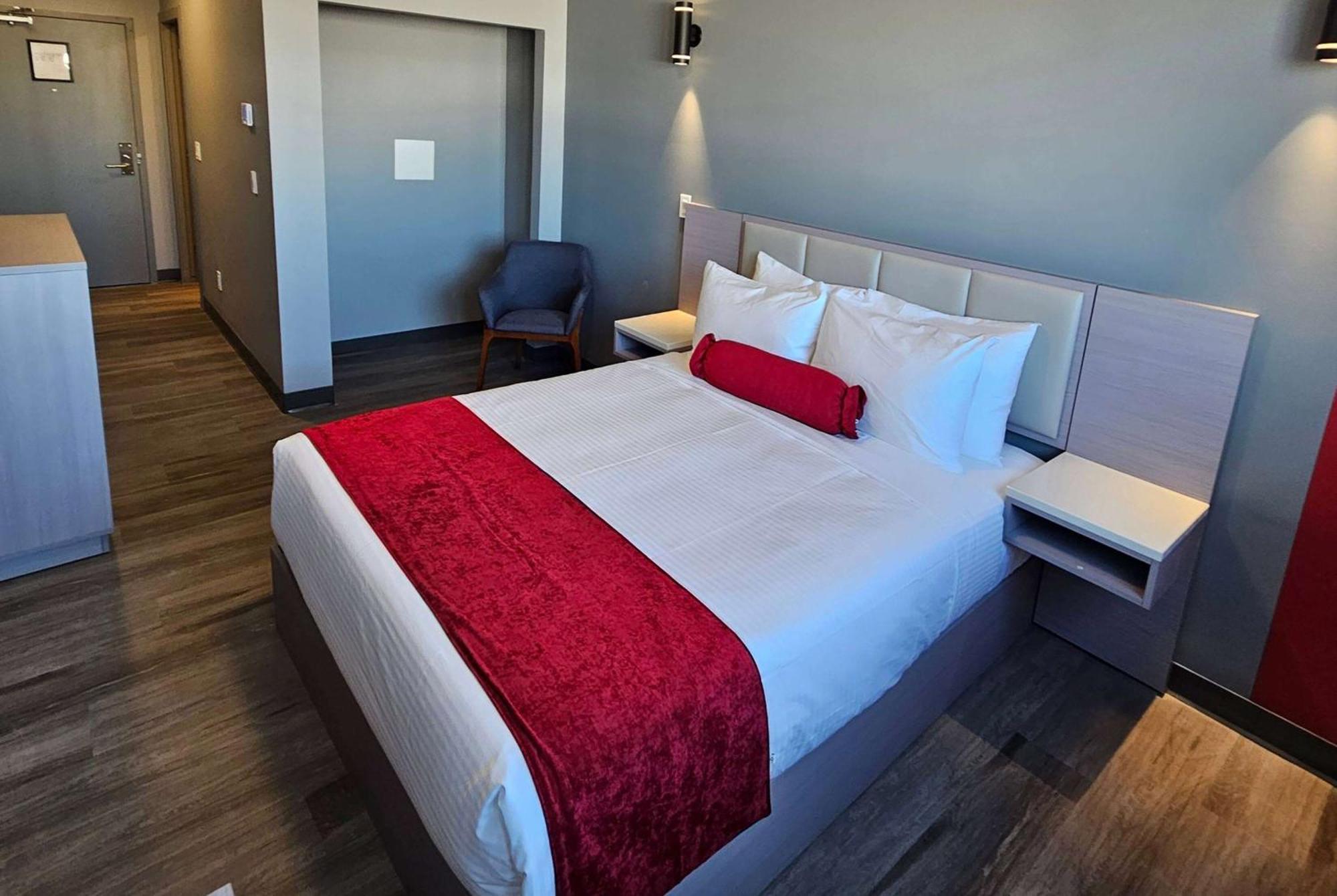 Ramada By Wyndham West Edmonton Hotel & Suites Exteriör bild