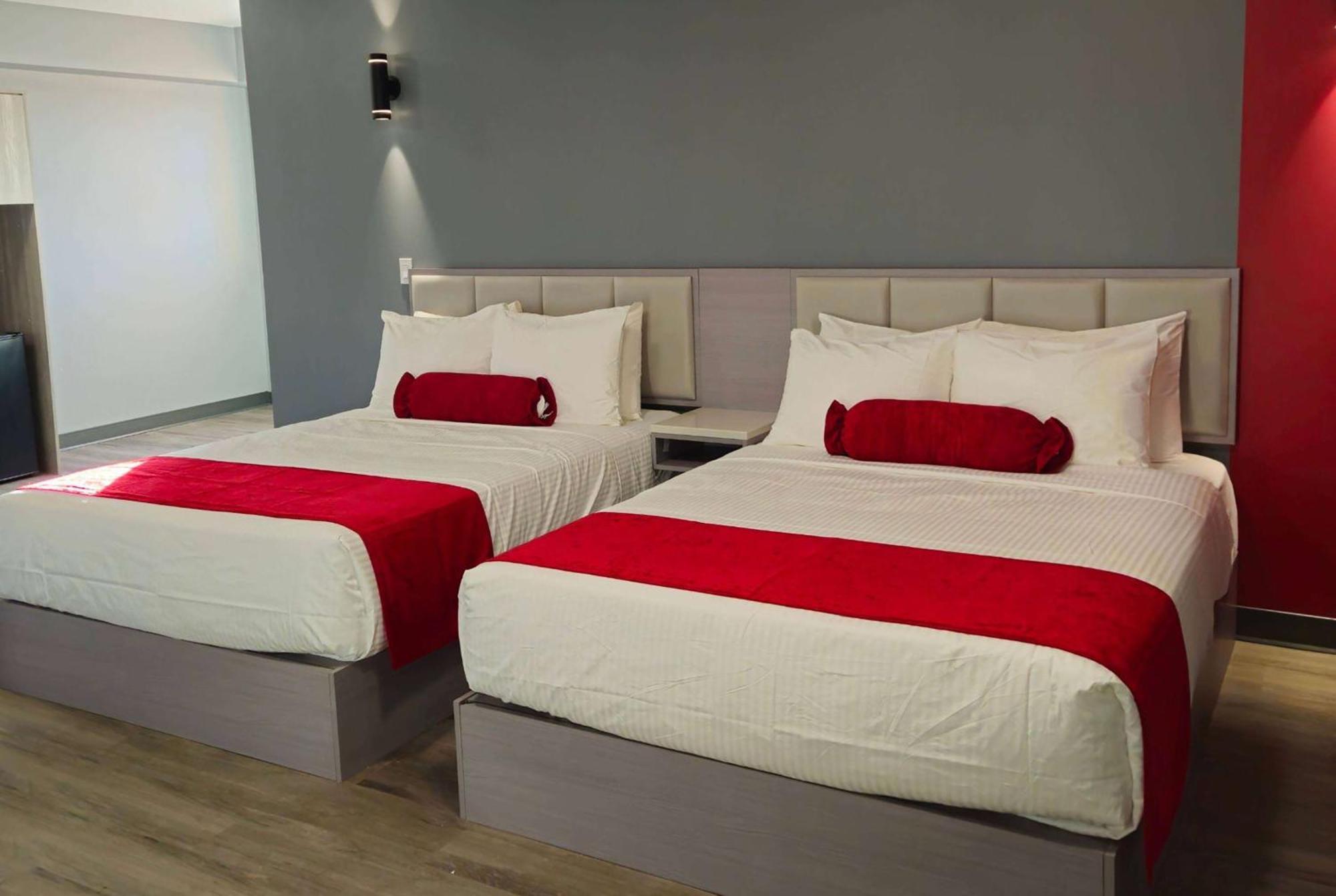 Ramada By Wyndham West Edmonton Hotel & Suites Exteriör bild