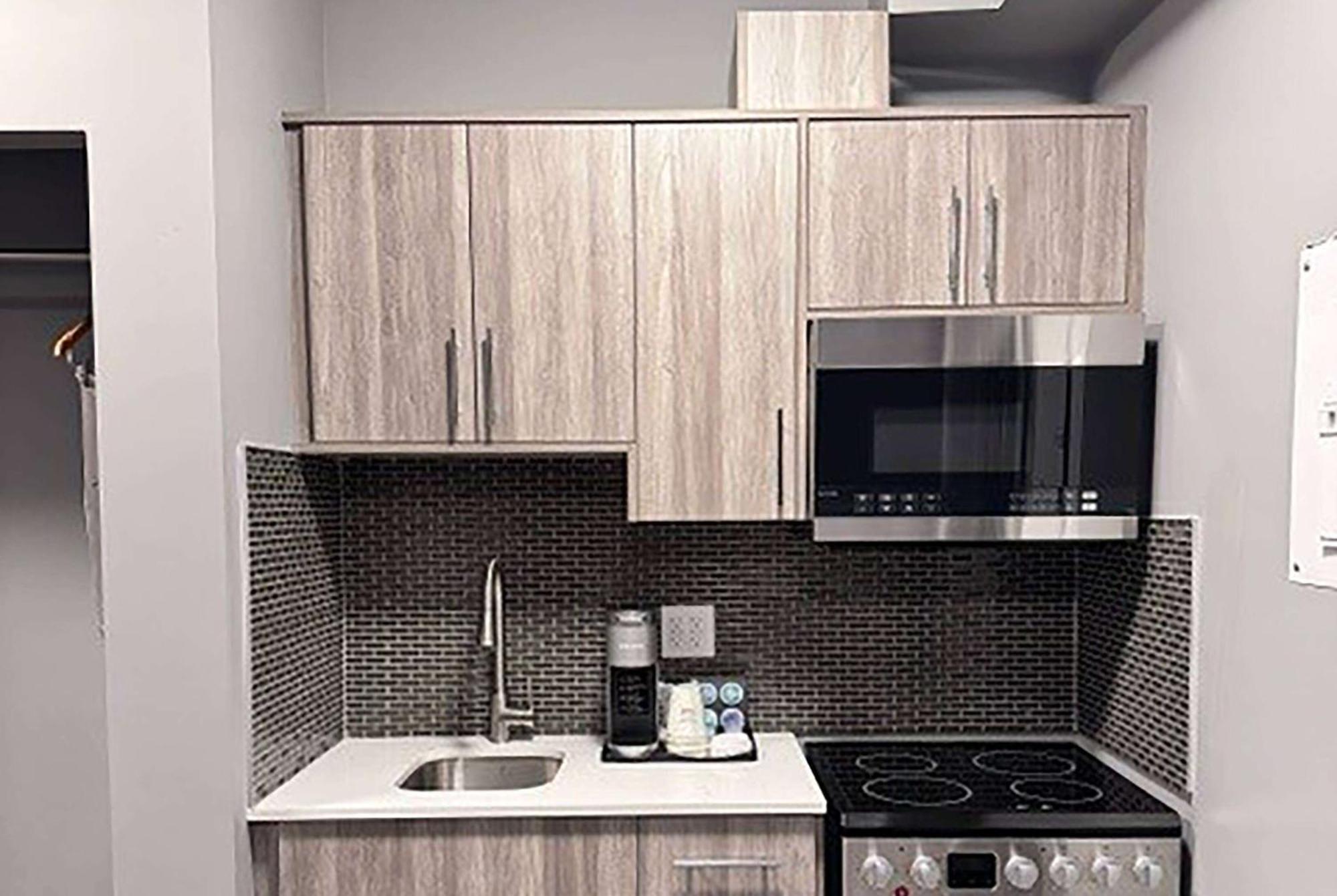 Ramada By Wyndham West Edmonton Hotel & Suites Exteriör bild