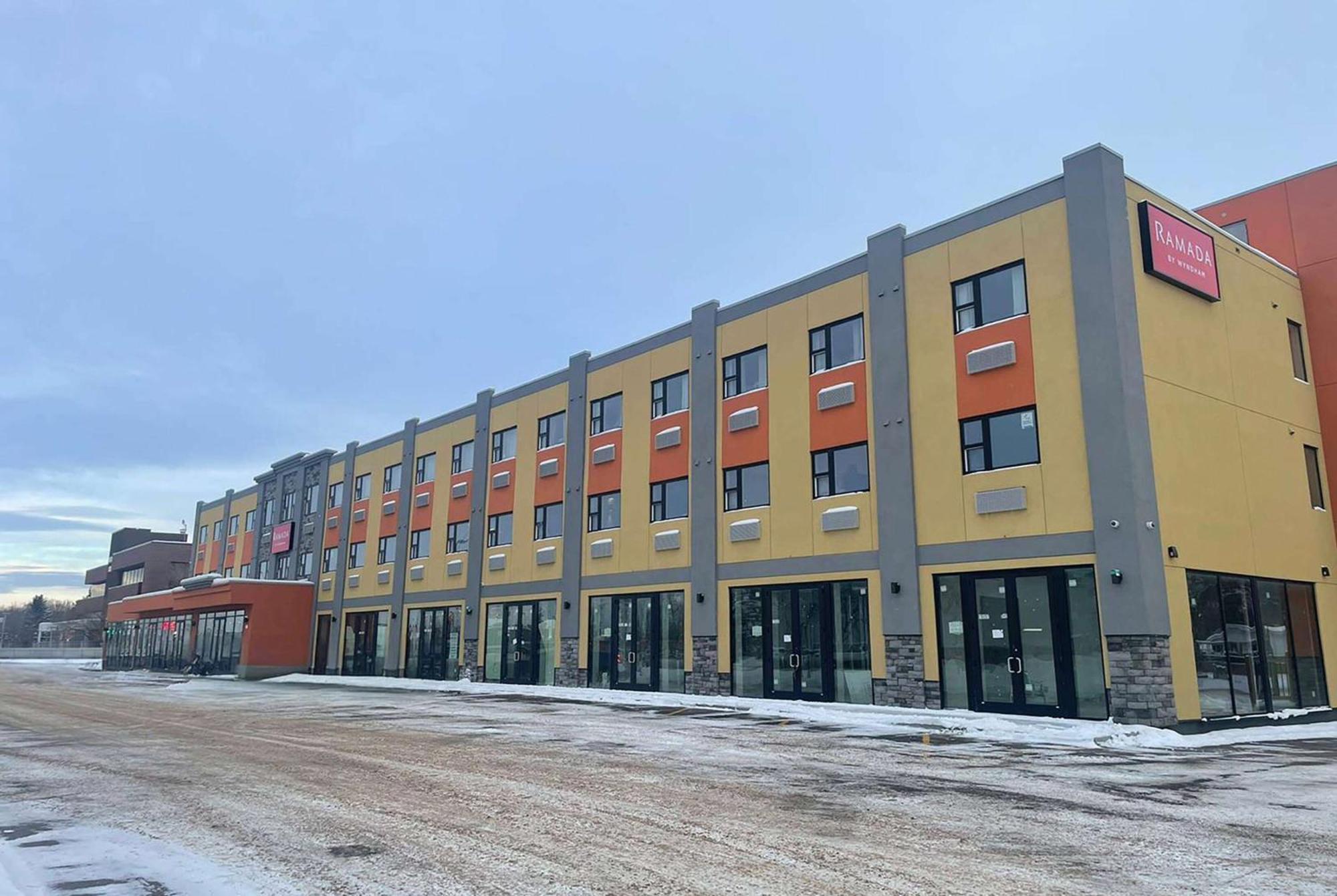 Ramada By Wyndham West Edmonton Hotel & Suites Exteriör bild