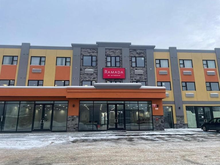 Ramada By Wyndham West Edmonton Hotel & Suites Exteriör bild