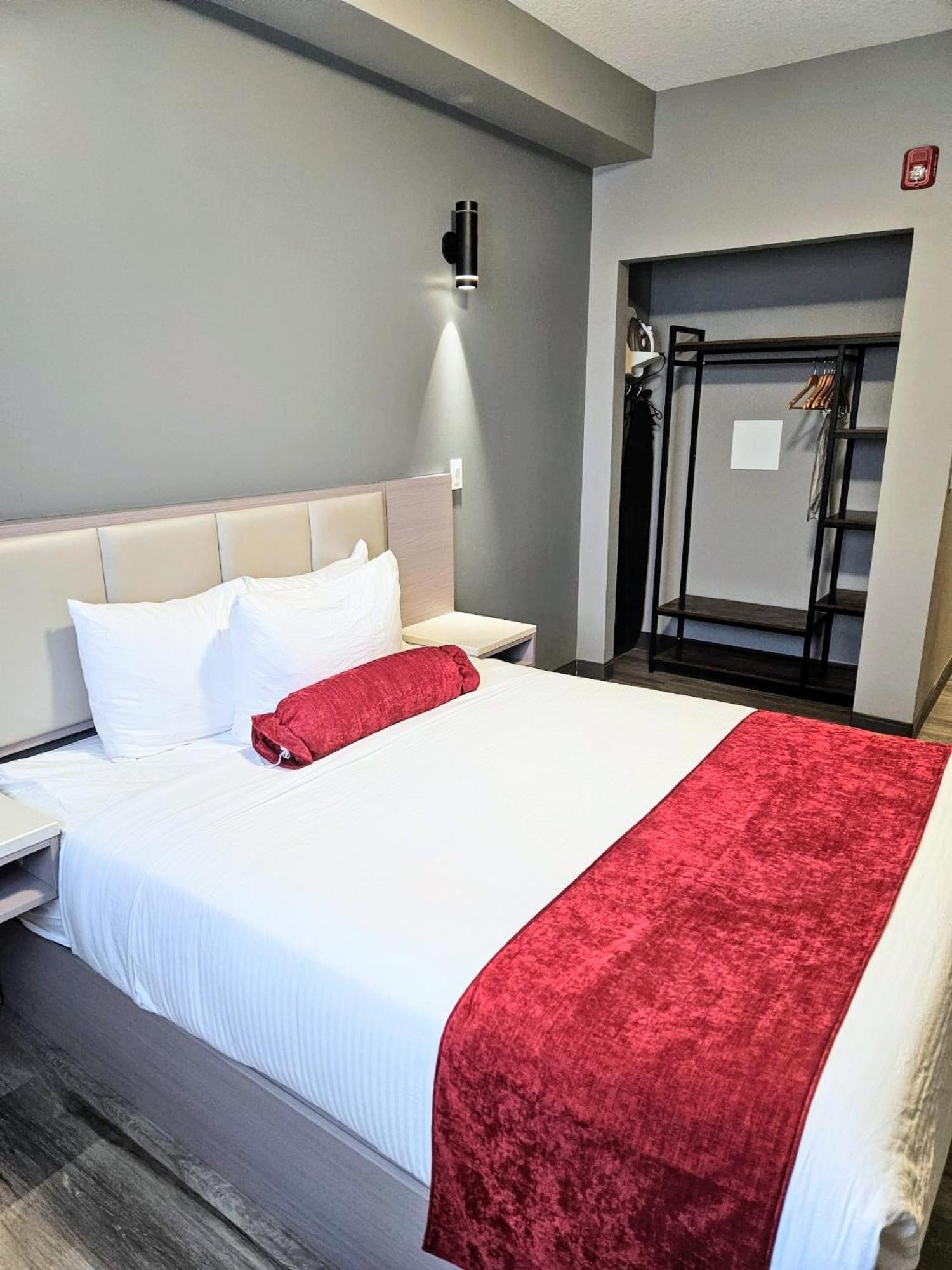 Ramada By Wyndham West Edmonton Hotel & Suites Exteriör bild