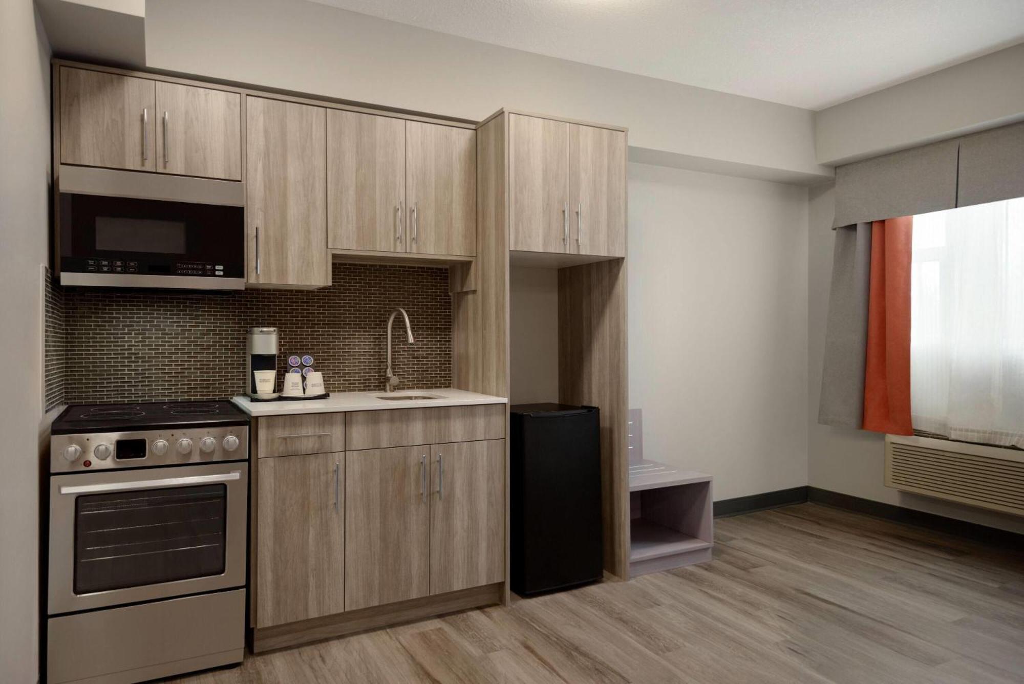 Ramada By Wyndham West Edmonton Hotel & Suites Exteriör bild