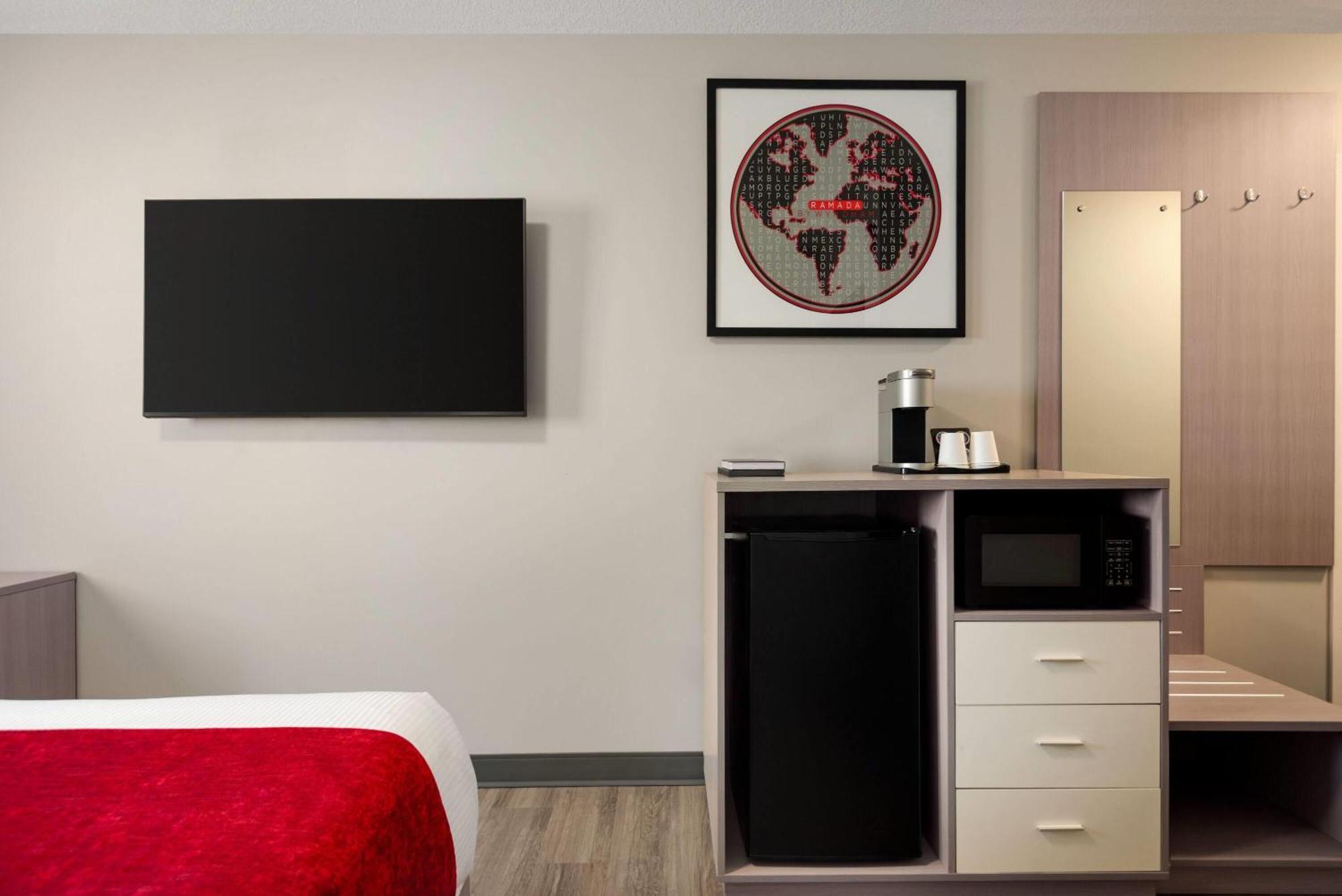 Ramada By Wyndham West Edmonton Hotel & Suites Exteriör bild
