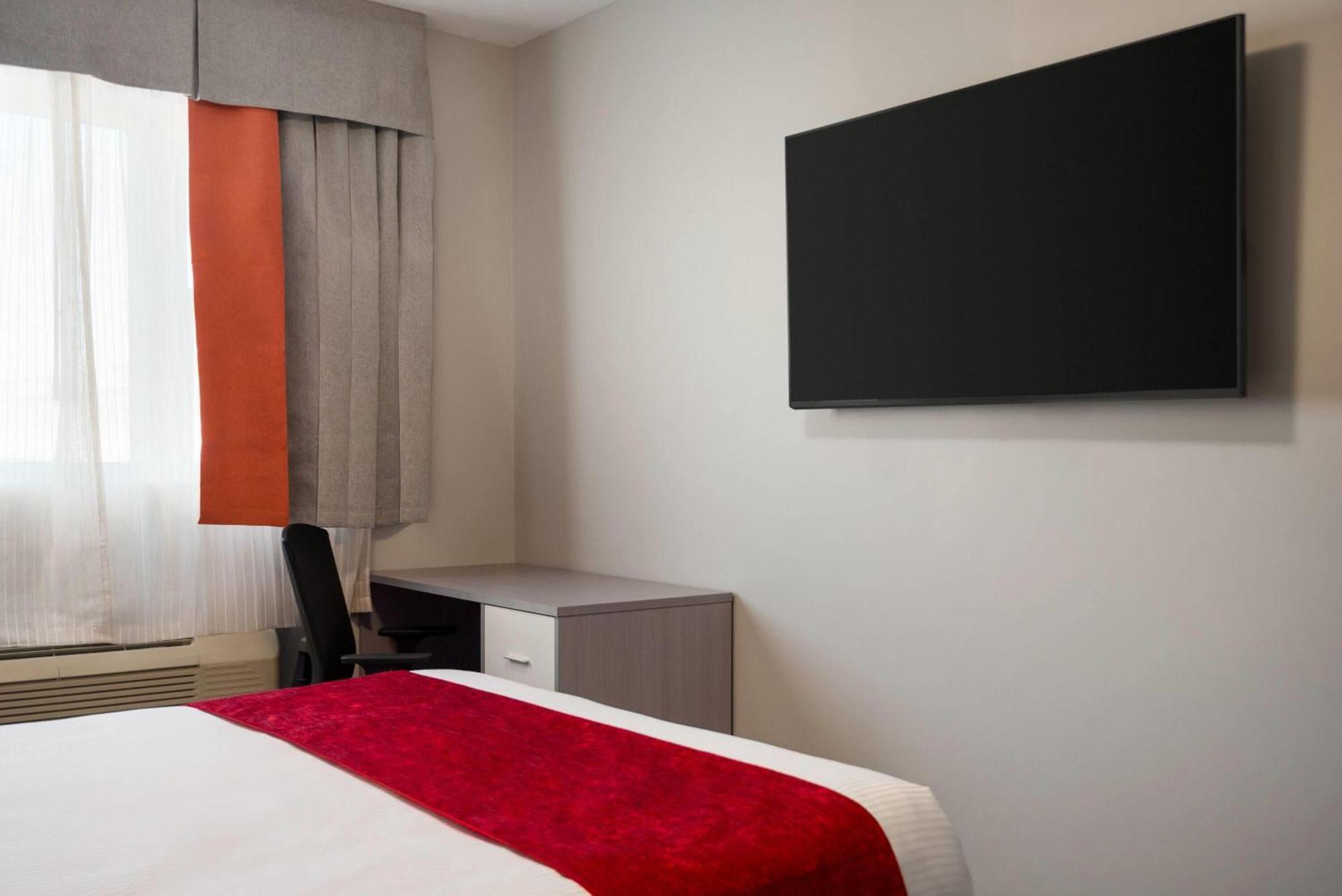 Ramada By Wyndham West Edmonton Hotel & Suites Exteriör bild