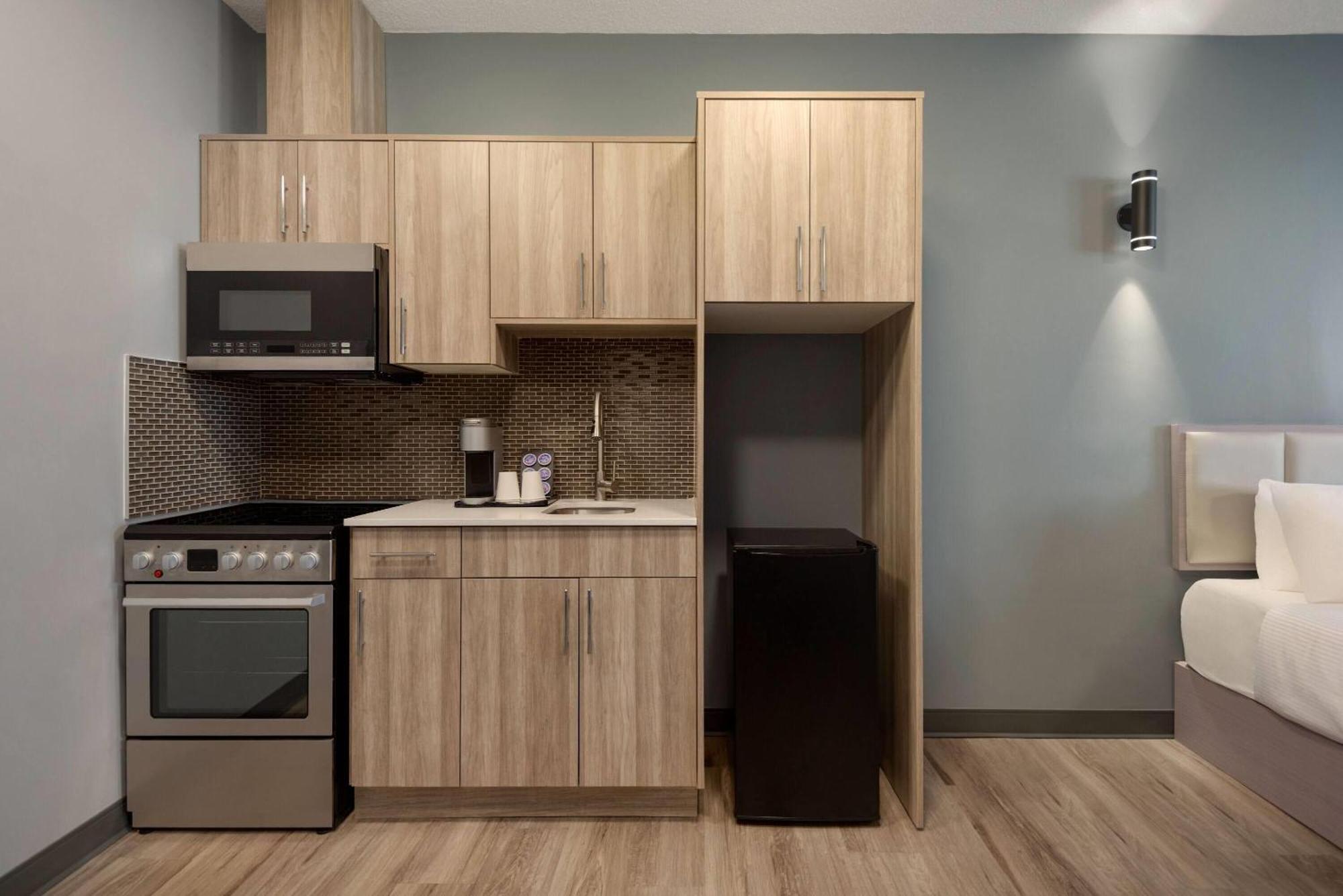 Ramada By Wyndham West Edmonton Hotel & Suites Exteriör bild