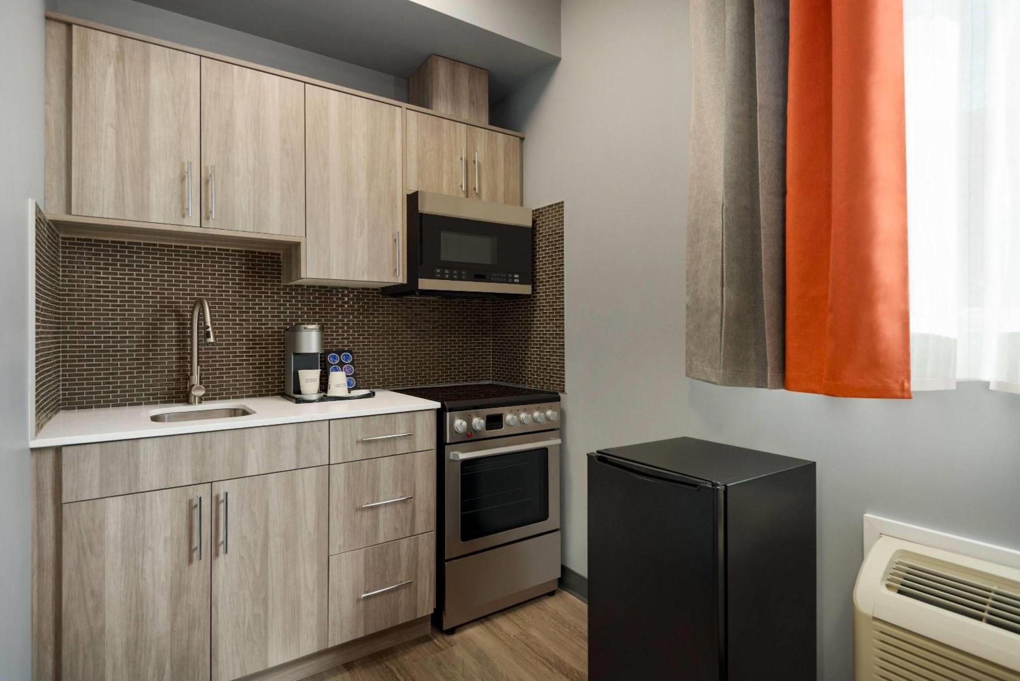 Ramada By Wyndham West Edmonton Hotel & Suites Exteriör bild