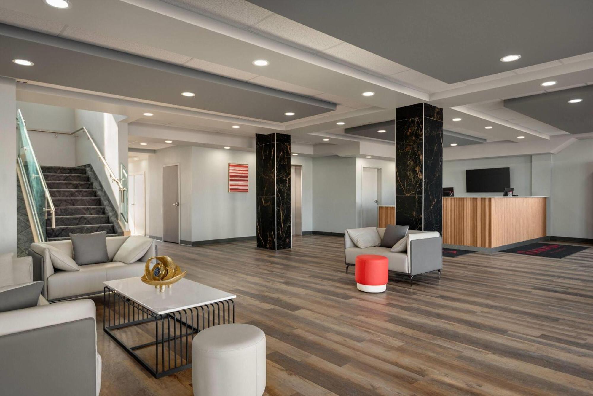Ramada By Wyndham West Edmonton Hotel & Suites Exteriör bild