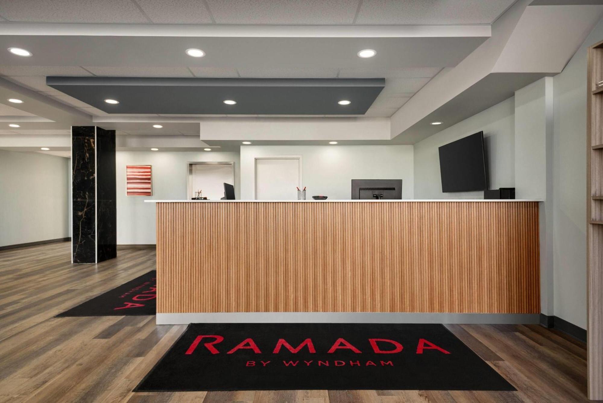 Ramada By Wyndham West Edmonton Hotel & Suites Exteriör bild